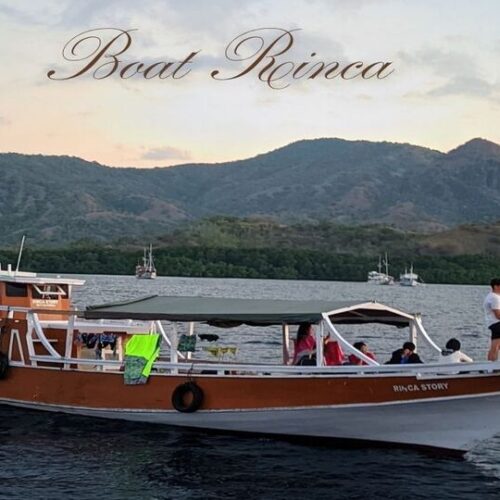 Open trip Rinca bersama kapal Rinca Story saat sunset di perairan Pulau Rinca