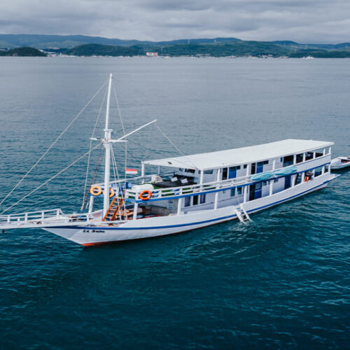 Kapal phinisi La Dyana paket 2 hari 1 malam berlabuh di perairan Labuan Bajo