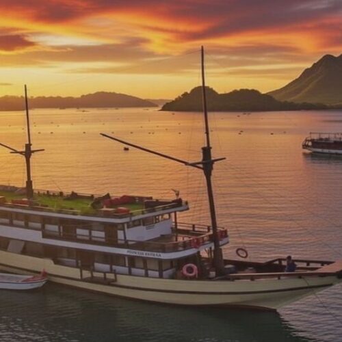 Sailing Komodo Deluxe Phinisi, kapal Nabila berlabuh saat sunset di perairan Labuan Bajo