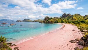 Pantai Merah Muda Labuan Bajo